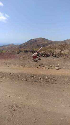 La barrera fue derribada y tirada a un lado del camino de tierra (Foto TA)